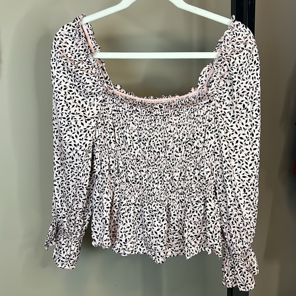 Who What Wear Women’s Size Medium Off The Shoulder Smocked Pink/Black Leaf Top - Picture 4 of 6